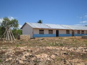 Volunteering in Kenya - What have I done? Living on an island with no running water or electricity | awelltravelledbeauty.com