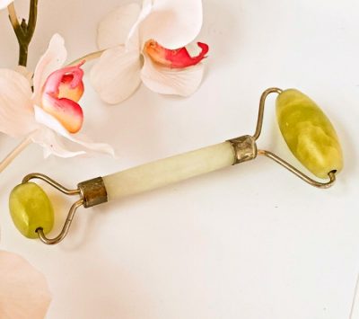 What is a jade roller and what the hell do you do with it? www.awelltravelledbeauty.com